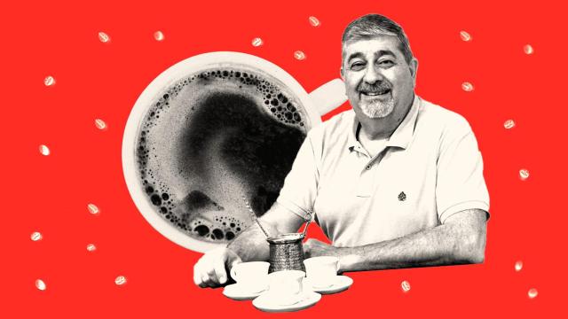 Juan Esteban lee el futuro en los posos que dejas al tomar café: ¿por qué creemos en estas técnicas?