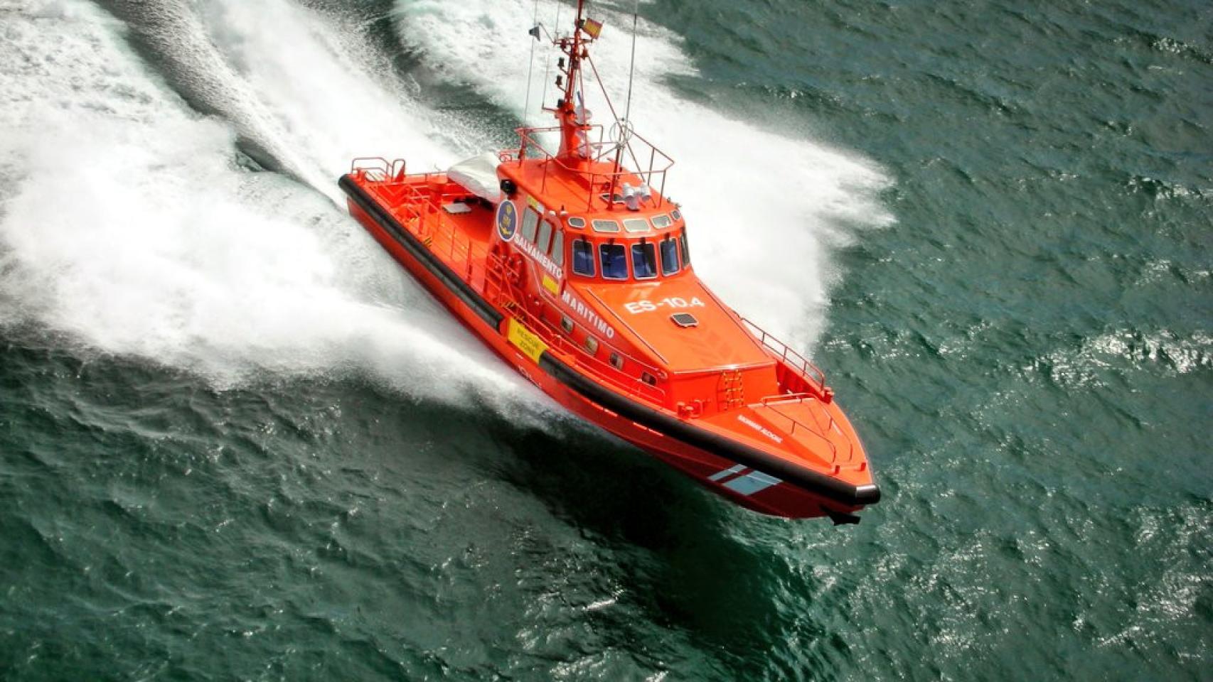 Drones, un helicóptero y embarcaciones buscan al hombre que se cayó al mar en Cangas (Pontevedra)