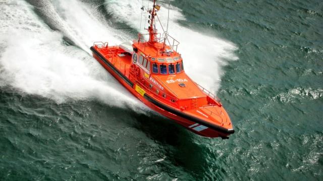 Drones, un helicóptero y embarcaciones buscan al hombre que se cayó al mar en Cangas (Pontevedra)