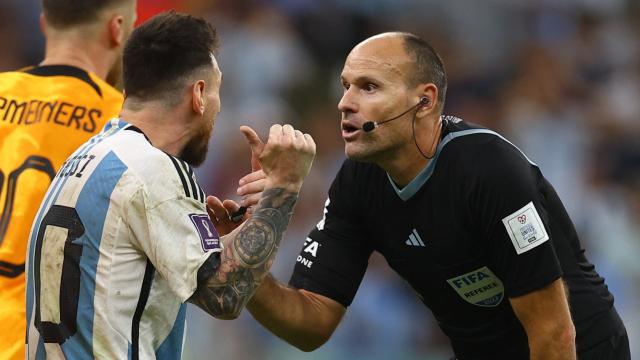 Messi y Mateu Lahoz, durante el Argentina - Países Bajos del Mundial de Qatar