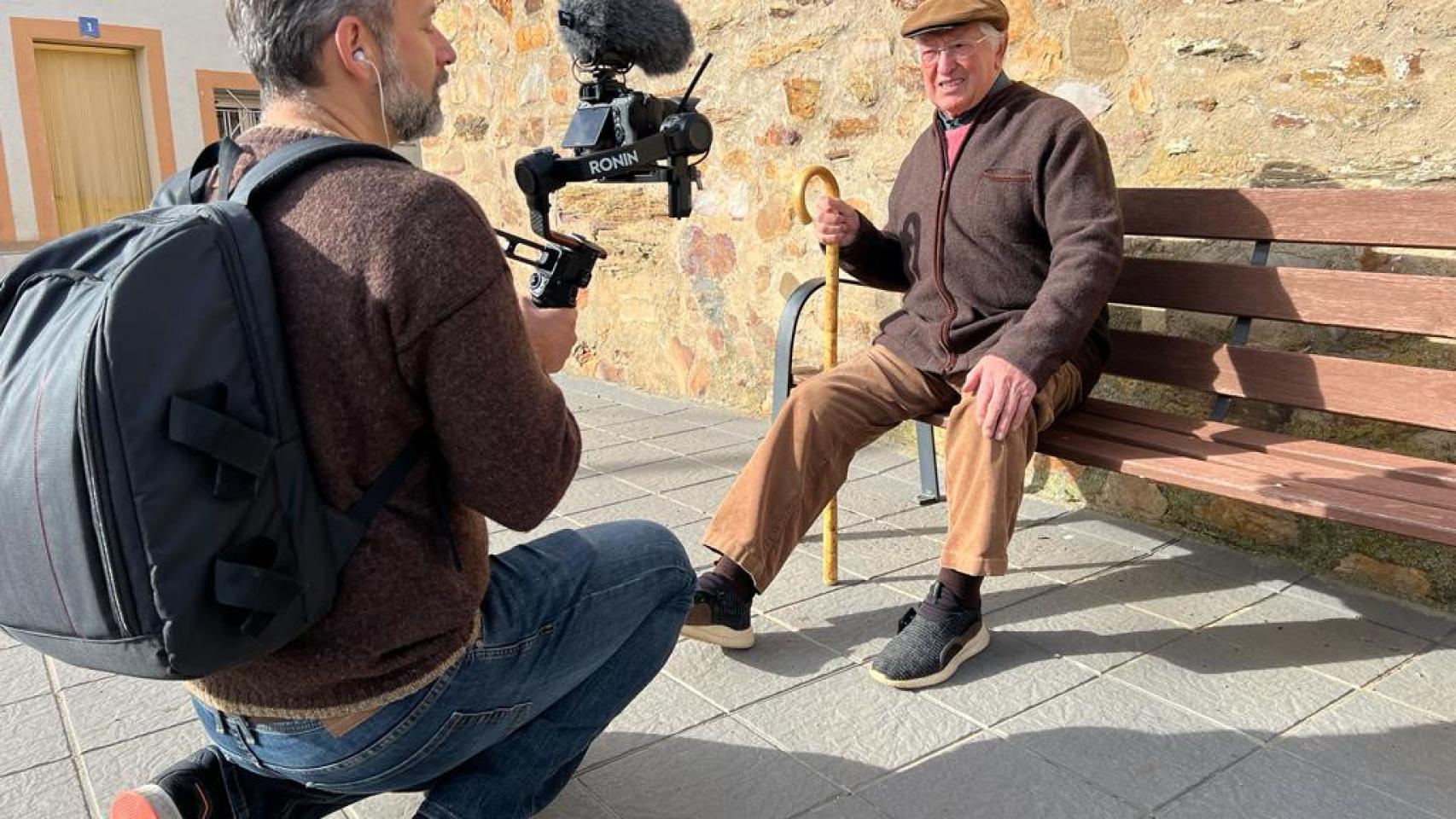Rafa Monje / ICAL . La televisión alemana DW se interesa por el trabajo de los pastores y habla con Jesús Arias, vecino de Fontanillas de Castro y pastor jubilado
