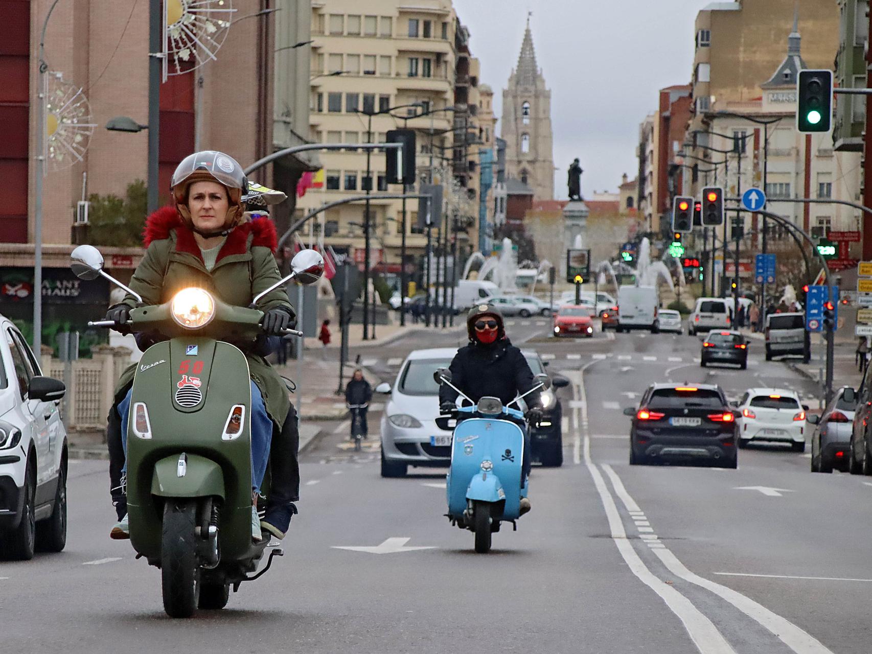 Las Vespas y Lambrettas embellecen las calles de León