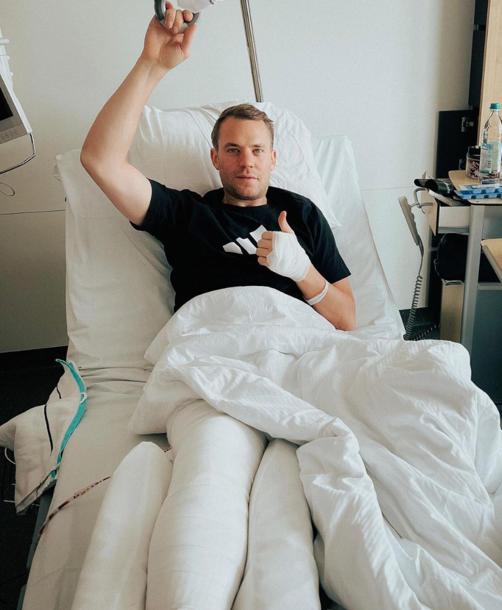 Manuel Neuer, operado tras romperse la pierna esquiando