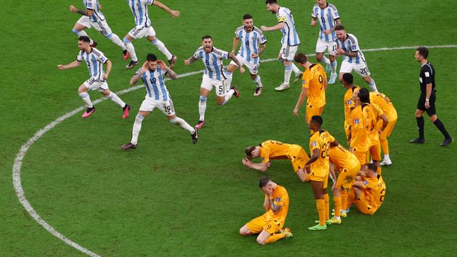 Los jugadores de Argentina celebran el pase frente a los futbolistas de Países Bajos.