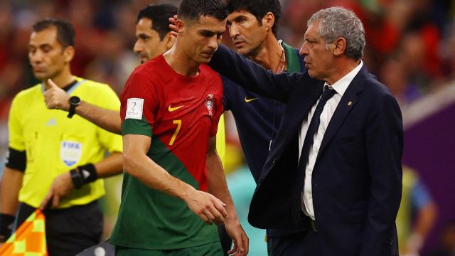 Fernando Santos, saluda a Cristiano Ronaldo tras un cambio
