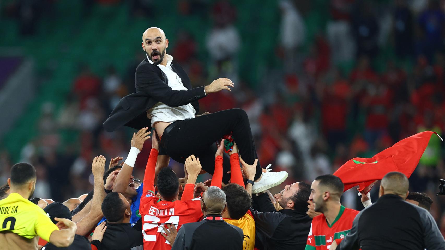 Walid Regragui es manteado por sus jugadores tras eliminar a Portugal