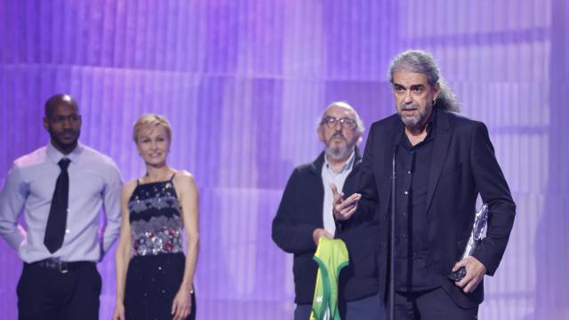 Fernando León de Aranoa recoge el galardón que reconoce a 'El buen patrón' como la Mejor Comedia en los Premios del Cine Europeo. Foto: Academia del Cine Europeo