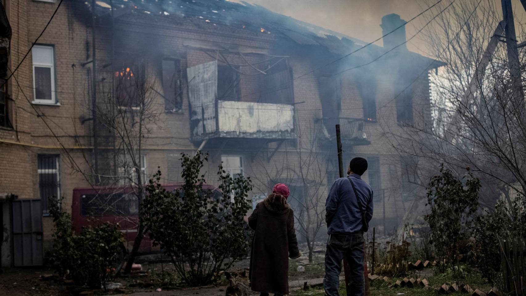 Dos residentes ante un edificio que ha sido bombardeado en Bakhmut