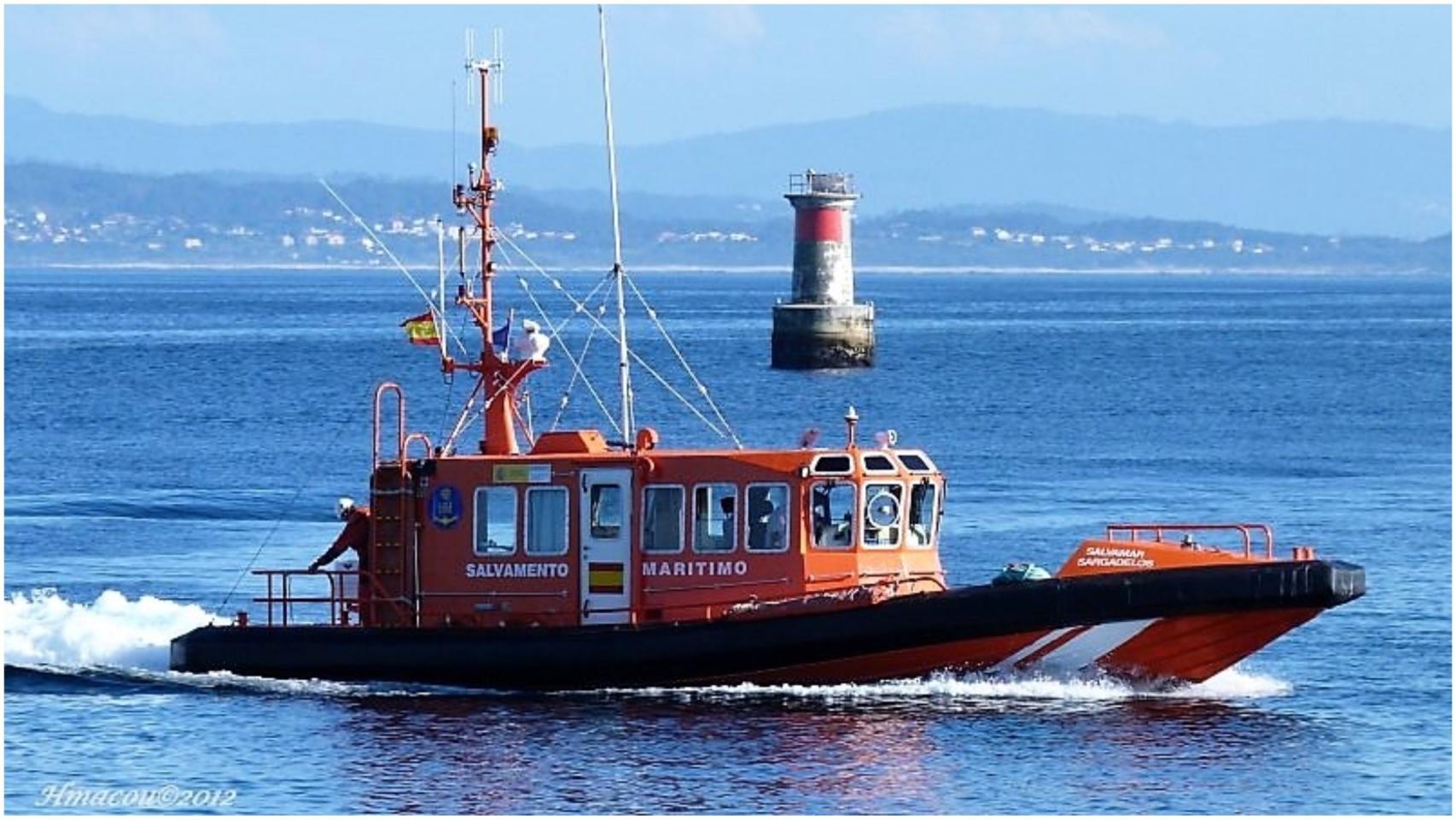 Rescatados dos tripulantes de un velero volcado por una racha de viento en la ría de Arousa
