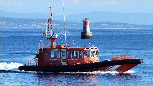 Rescatados dos tripulantes de un velero volcado por una racha de viento en la ría de Arousa