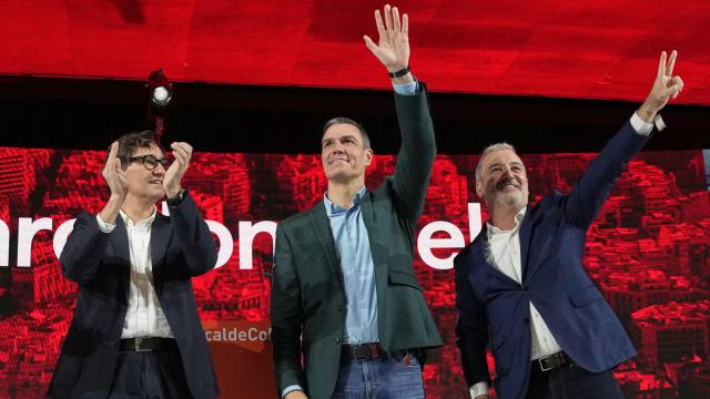 Pedro Sánchez, en Cataluña, junto a Jaume Collboni y Salvador Illa.
