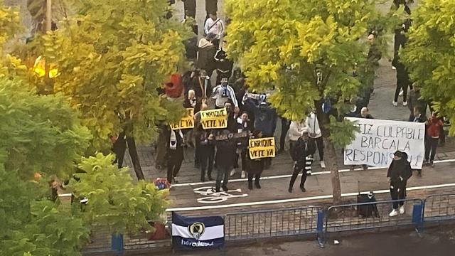 La concentración de los aficionados contra Enrique Ortiz este domingo en Alicante.