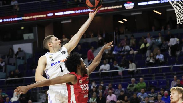 Canasta de Fabien Causeur ante la oposición de Jerrick Harding, en el Real Madrid de Baloncesto - BAXI Manresa de la ACB 2022/2023