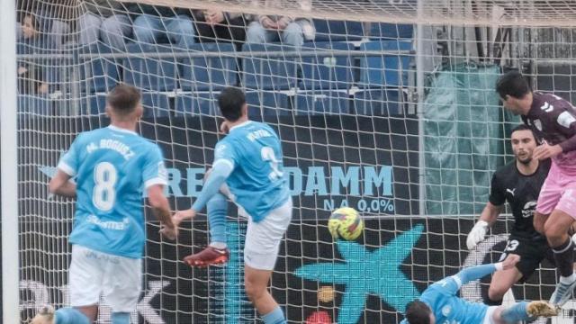 Pablo Chavarría metiendo el gol del Málaga CF contra el Ibiza en Can Misses