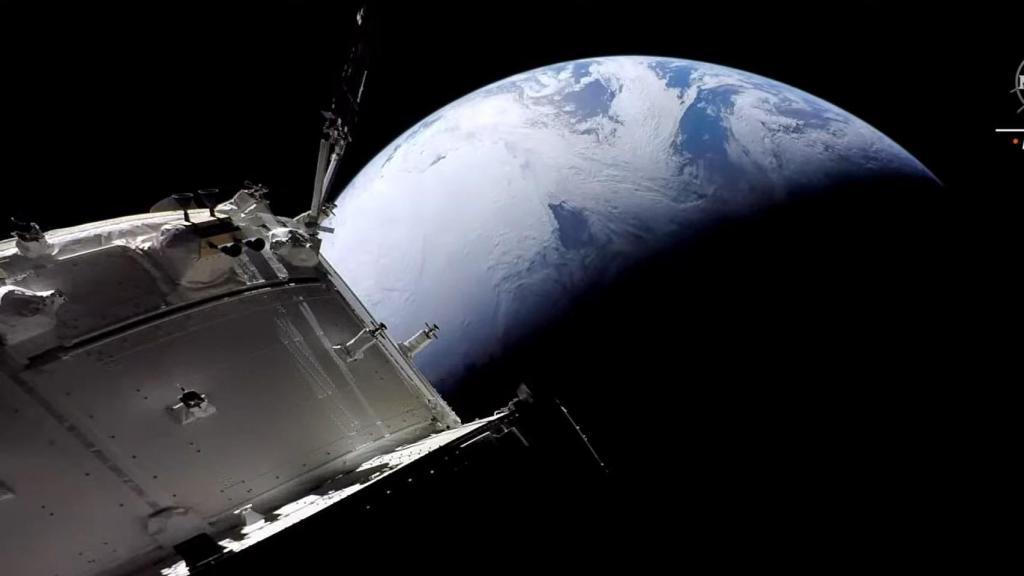 La nave Orión dirigiéndose a la Tierra