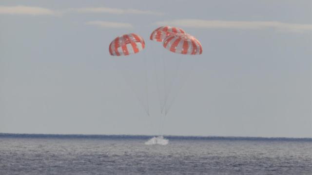 La nave Orión en el momento de amerizar