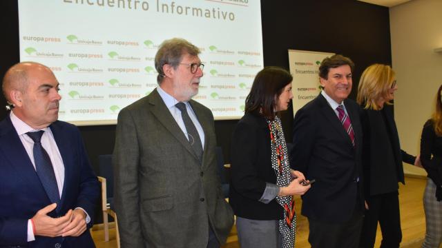 De izquierda a derecha: Lorenzo Amor, presidente de ATA; Santiago Aparicio, presidente de CEOECyL; Ana R. Manso, delegada de Europa Press en Castilla y León, y Carlos Fernández Carriedo, consejero de Economía y Hacienda.