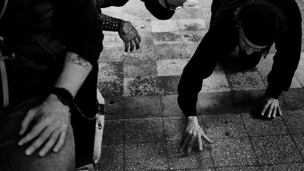 Victor Dorobantu y Tim Burton tras las cámaras de 'Miércoles'.