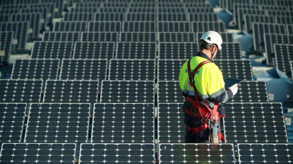 Imagen de archivo de un operario de placas fotovoltaicas.