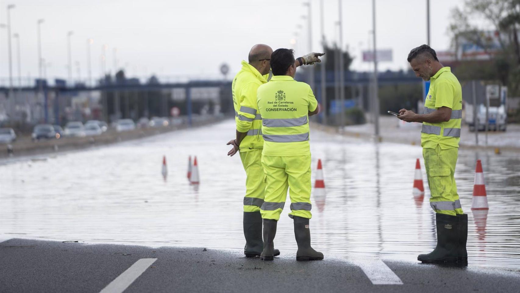 Imagen de archivo de una carretera cortada por inundaciones.