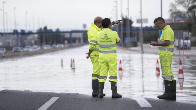Imagen de archivo de una carretera cortada por inundaciones.