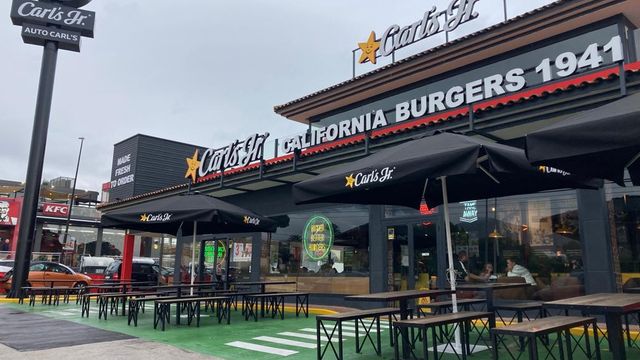 El nuevo local de Carl's Jr., situado en la carretera de la Nucía.