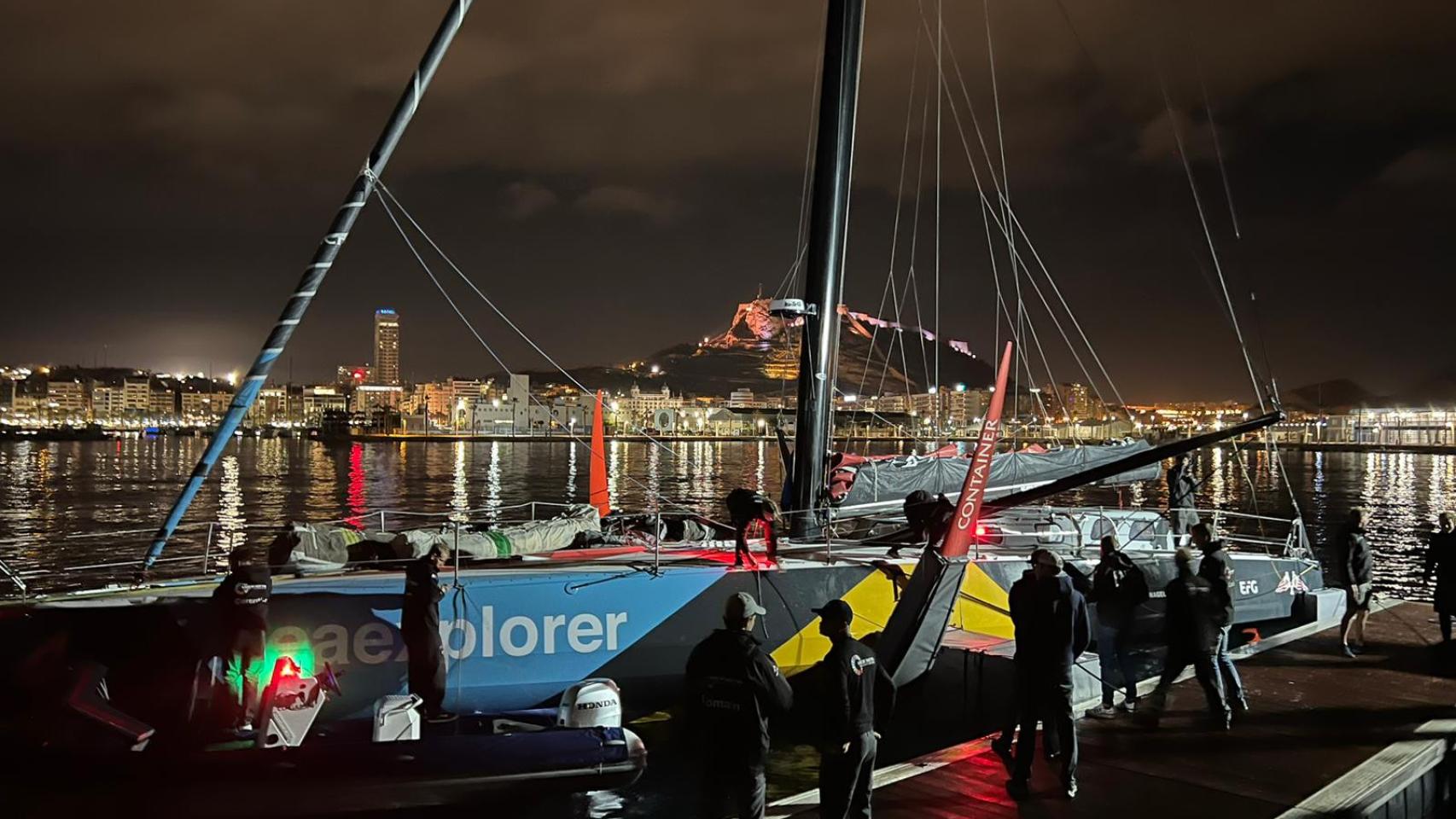 Una de las embarcaciones IMOCA en el Puerto de Alicante.