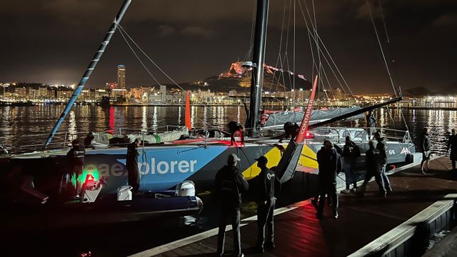 Una de las embarcaciones IMOCA en el Puerto de Alicante.
