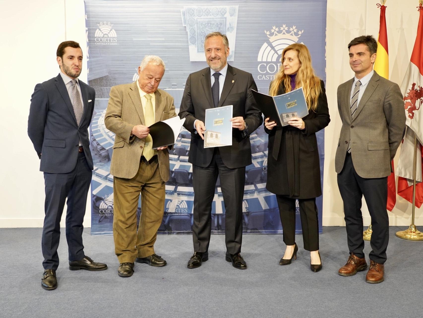 El presidente de las Cortes, Carlos Pollán, y el consejero de Cultura, Gonzalo Santonja, durante la presentación del Observatorio Castilla y León Importa, este lunes en la Cámara.