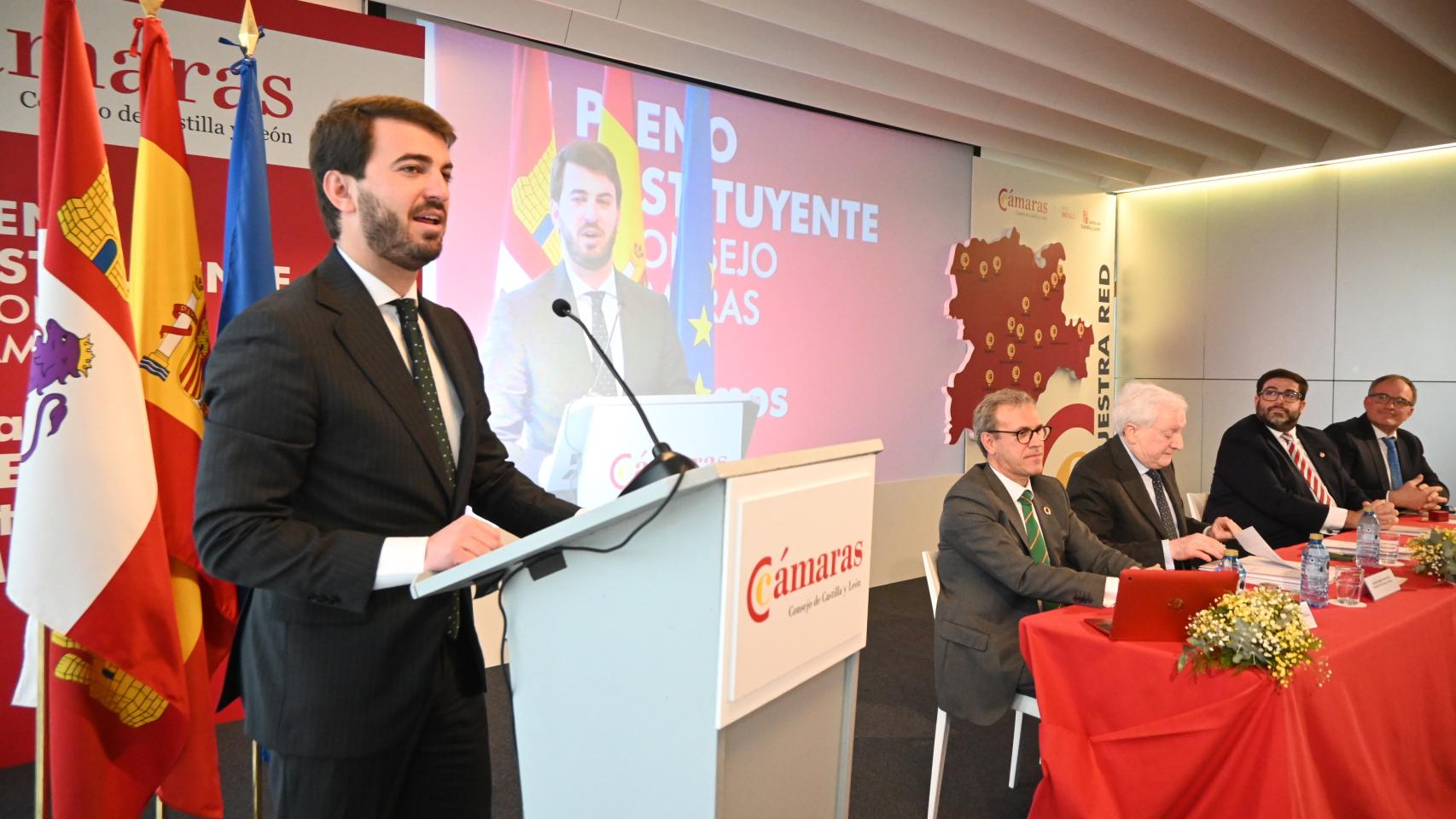Constitución del pleno del Consejo de Cámaras de Comercio con la presencia de García-Gallardo