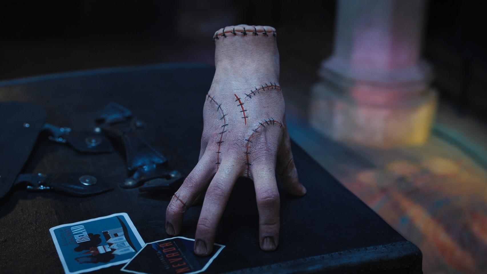 Tras las cámaras de 'Miércoles': así cobró vida Cosa, la otra gran protagonista de la serie