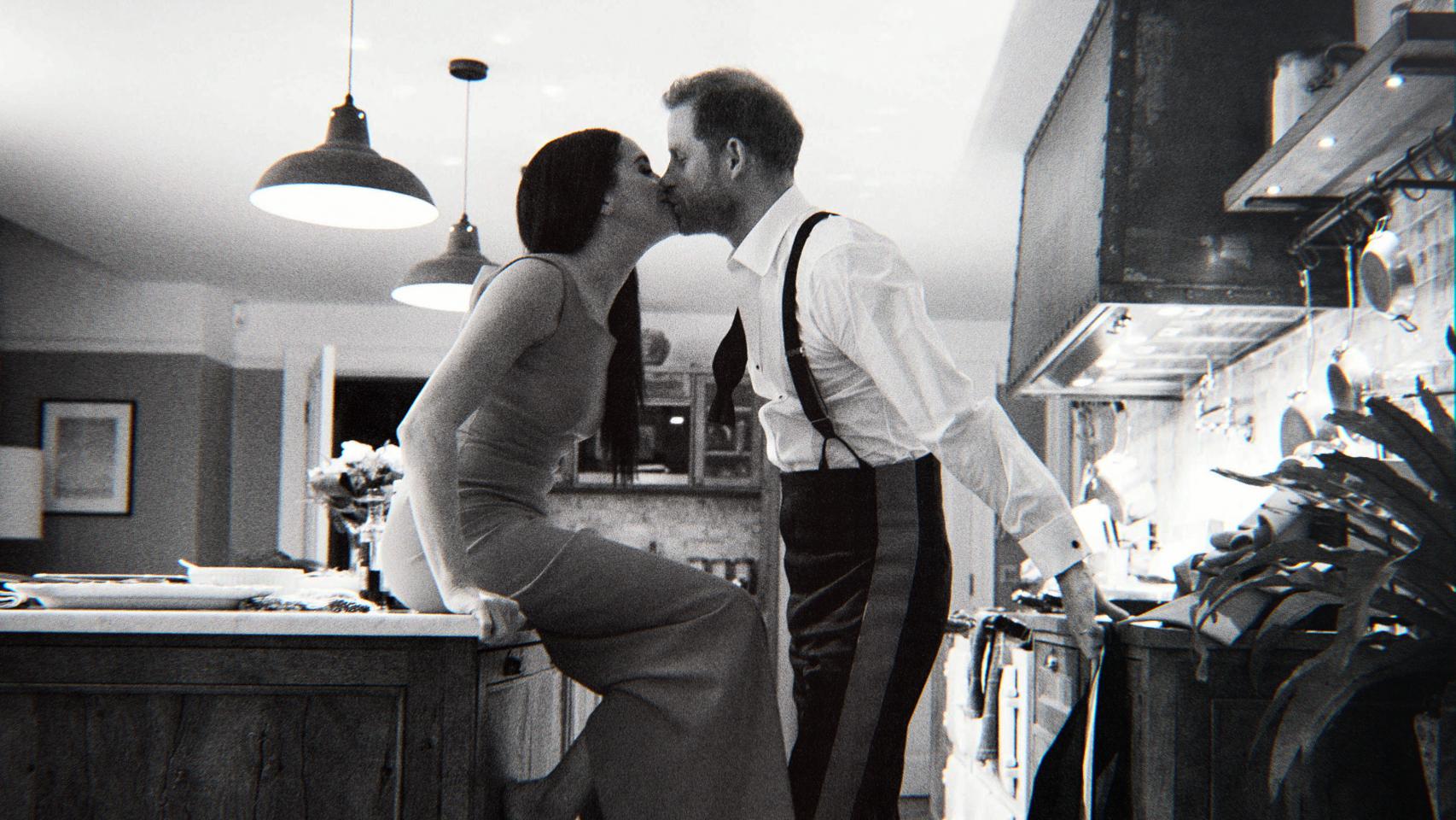 Los duques de Sussex, Harry y Meghan, en una imagen perteneciente a su serie documental.