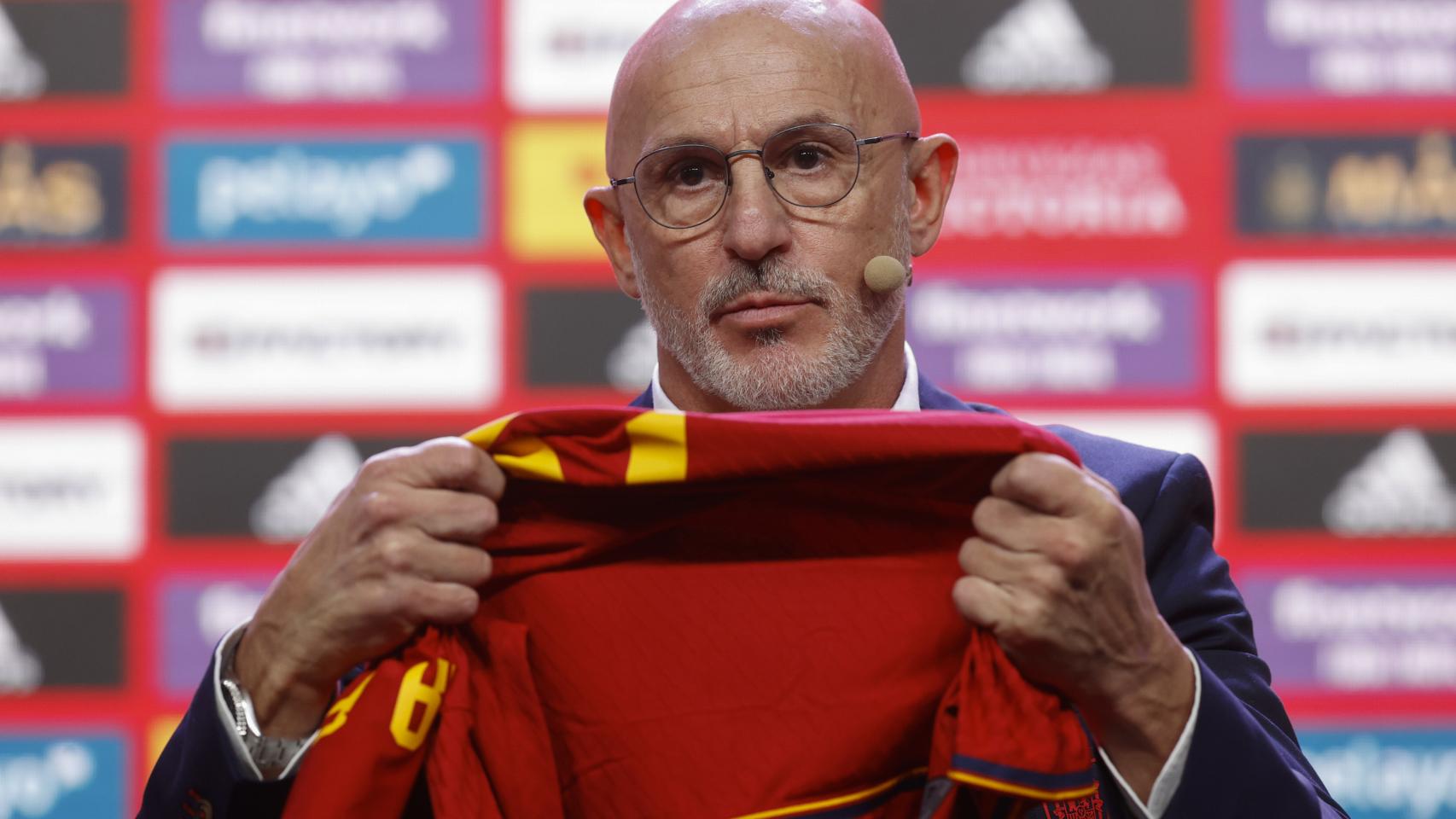 Luis de la Fuente, con la camiseta de la selección española de fútbol