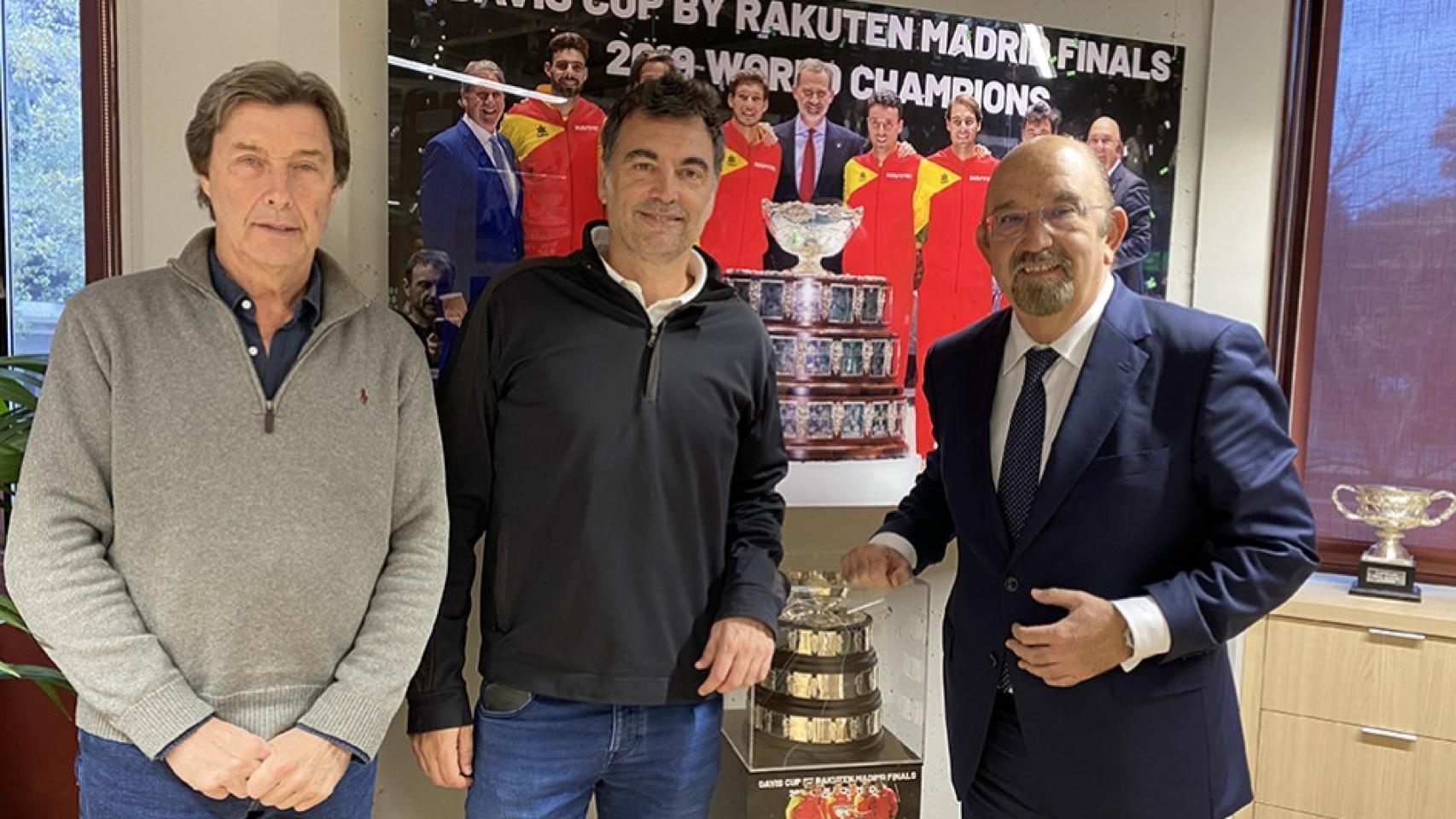 Sergi Bruguera, con componentes de la RFET.
