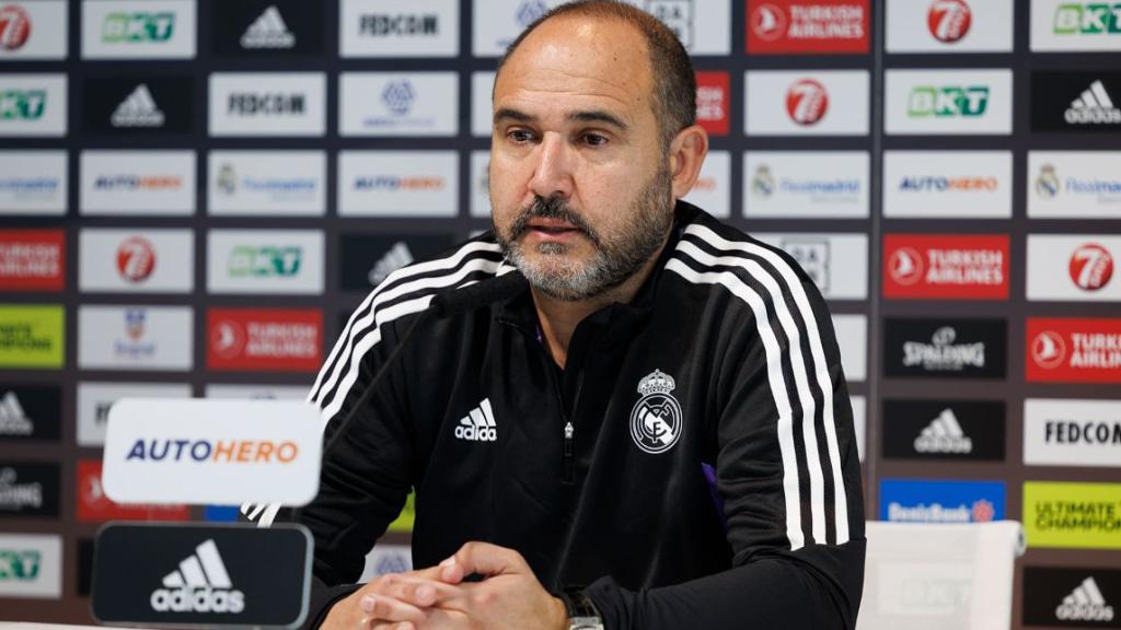 Chus Mateo, en rueda de prensa de la Euroliga con el Real Madrid de Baloncesto