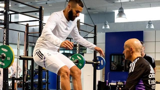 Karim Benzema y Antonio Pintus, en un entrenamiento del Real Madrid
