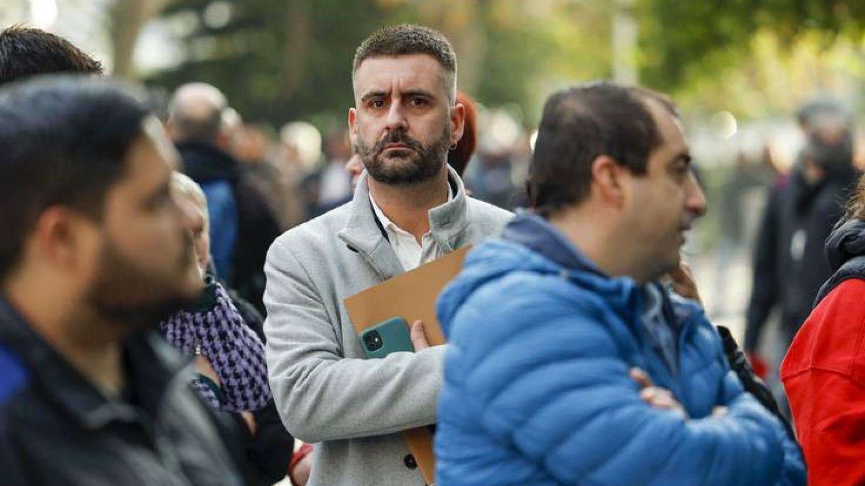 Pere Fuset, concejal de Compromís en Valencia, este lunes en los accesos a la Ciudad de la Justicia.