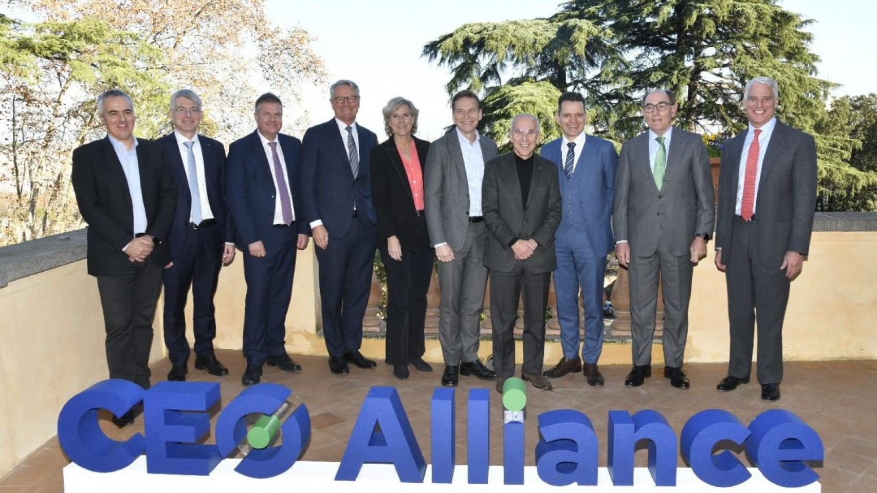 De izda. a dcha.: Peter Weckesser, Chief Digital Officer de Schneider Electric, Erik Ekudden, Chief Technology Officer de Ericsson, Anders Danielsson, CEO de Skanska, Björn Rosengren, CEO de ABB, Connie Hedegaard, ex Comisaria de la UE, Christian Levin, CEO de Scania, Francesco Starace, CEO de Enel, Leonhard Birnbaum, CEO de E.ON, Ignacio Galán, Presidente de Iberdrola, y Andrea Orcel, CEO de Unicredit.