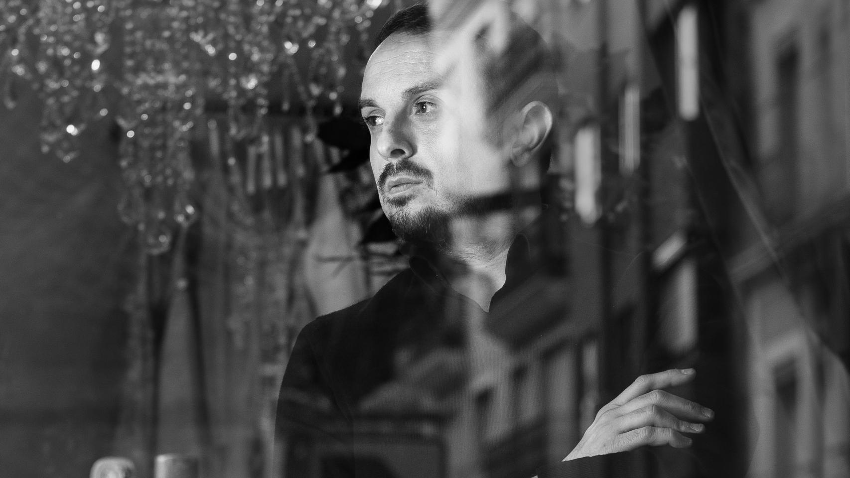 El diseñador Rubén Hernández en su atelier.