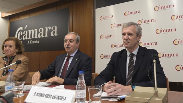 El presidente de la Xunta de Galicia, Alfonso Rueda, asiste al Pleno de la Cámara de Comercio de A Coruña.