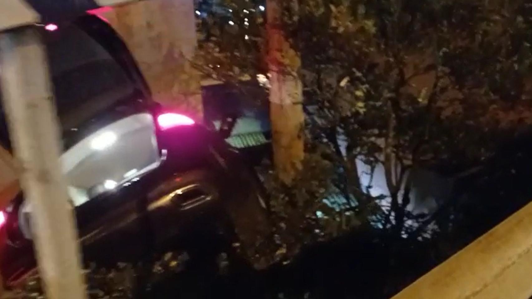 Vehículo atrapado en un desnivel en Poio (Pontevedra) tras salirse de la vía.