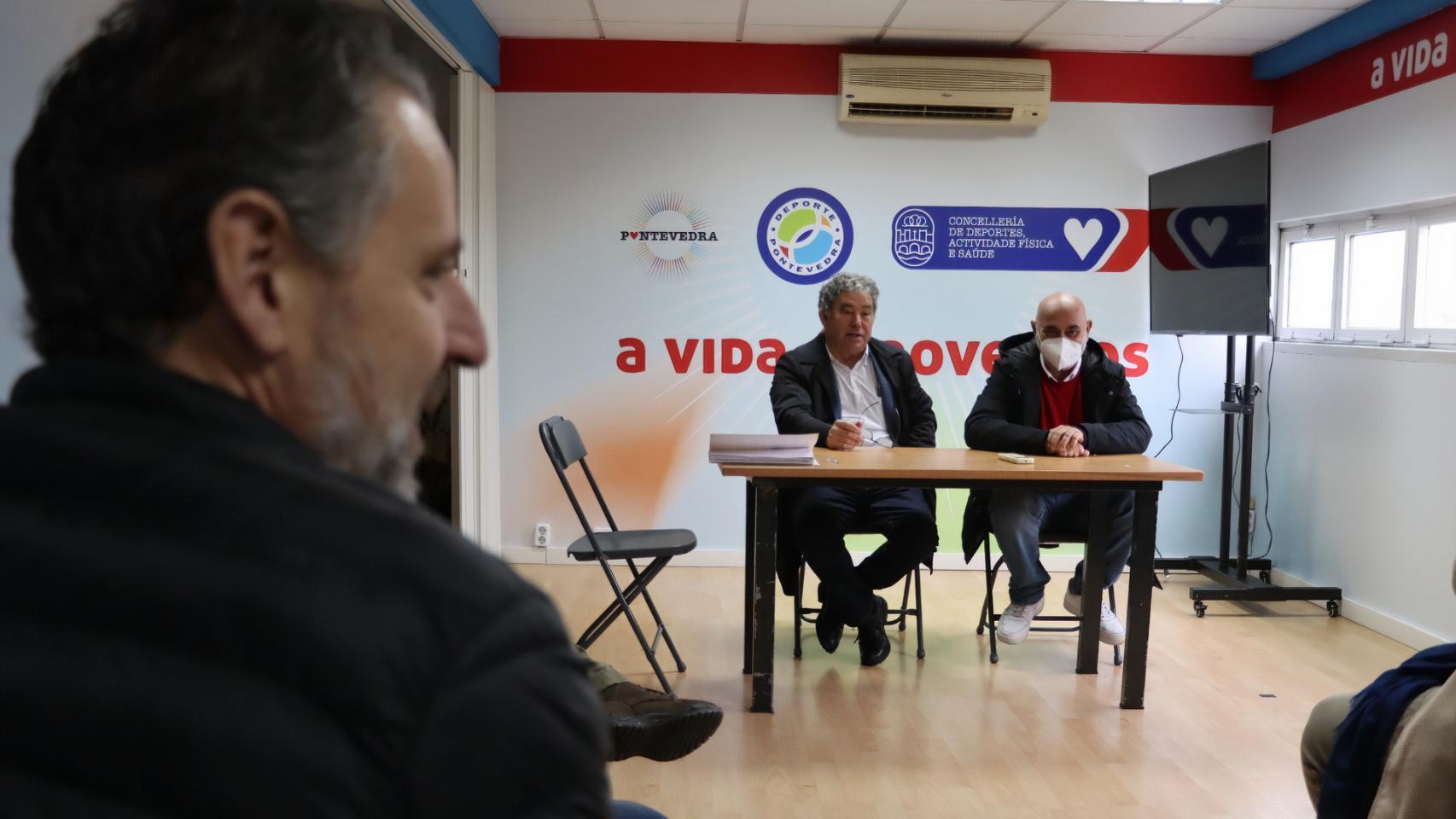Lores y Tino Fernández se reunieron esta mañana con representantes de la Fundación y de los clubes acuáticos.