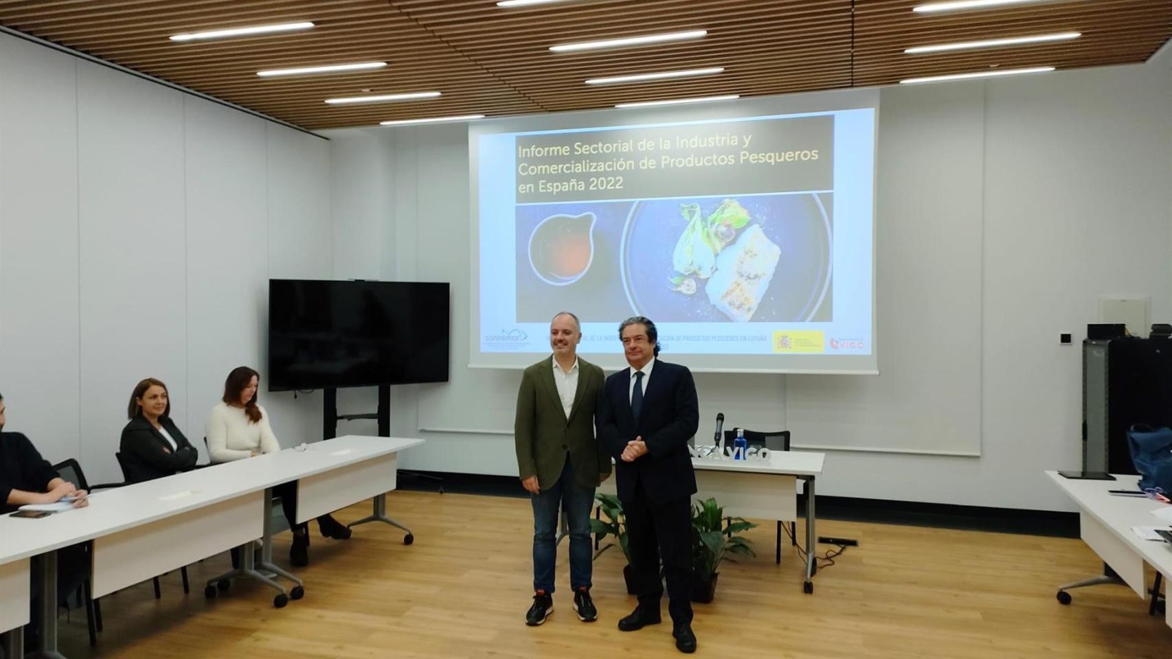 El presidente de Conxemar, Eloy García, y el delegado de la Zona Franca de Vigo, David Regades, durante la presentación del Informe Sectorial de la Industria y Comercialización de Productos Pesqueros en España 2022.