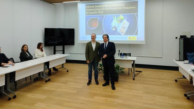 El presidente de Conxemar, Eloy García, y el delegado de la Zona Franca de Vigo, David Regades, durante la presentación del Informe Sectorial de la Industria y Comercialización de Productos Pesqueros en España 2022.