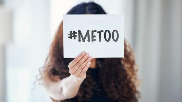Una mujer sujeta un cartel con el #MeToo.
