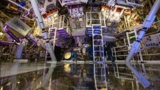 La cámara objetivo de la Instalación Nacional de Ignición está contenida en la esfera azul en la parte inferior.