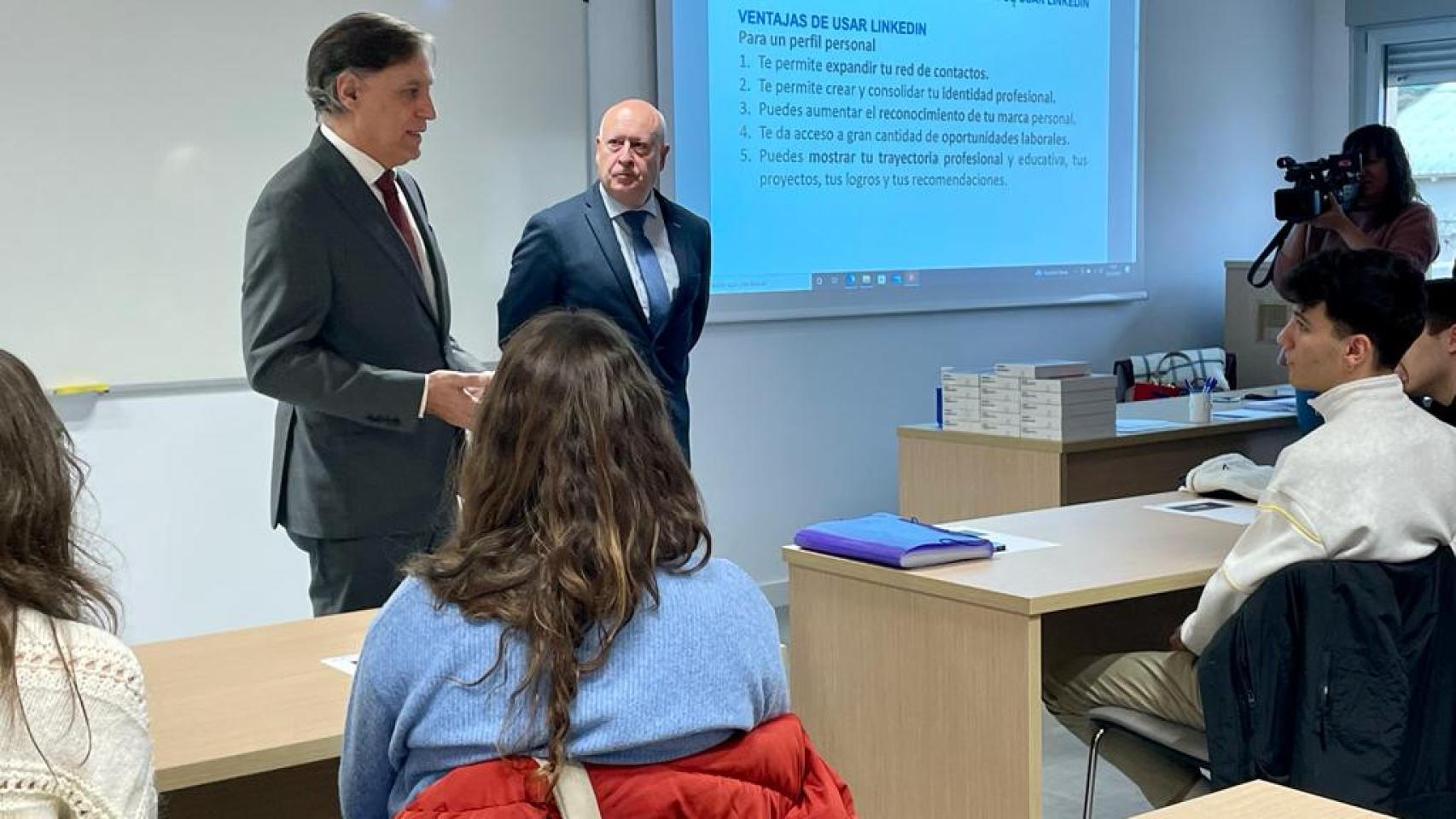 El alcalde de Salamanca, Carlos García Carbayo, y el concejal de Formación y Empleo, Juan José Sánchez, visitan a los alumnos