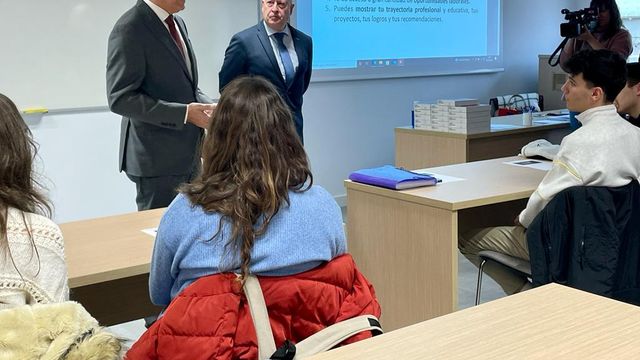 El alcalde de Salamanca, Carlos García Carbayo, y el concejal de Formación y Empleo, Juan José Sánchez, visitan a los alumnos