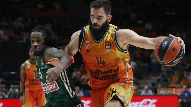 Dubljebic se lleva el balón en el Valencia - Panathinaikos de la Euroliga