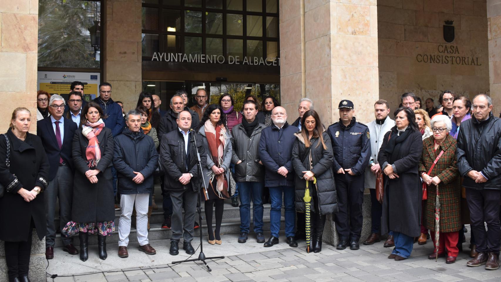 Concentración a las puertas del Ayuntamiento de Albacete